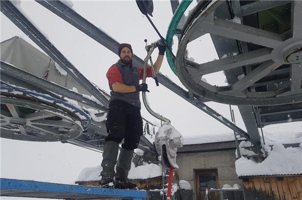 Der Diemtigtaler Andreas Wiedmer bei der Arbeit an einer Seilbahn.