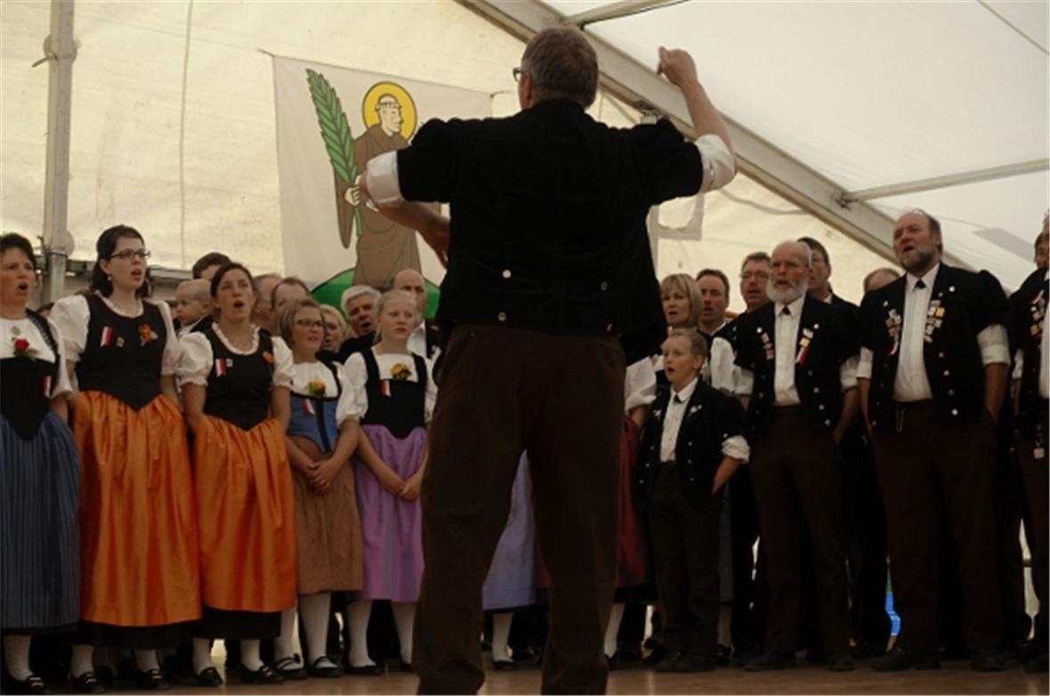 Der Dirigent Ueli Moor leitete den Gesamtchor mit ansteckender Begeisterung.