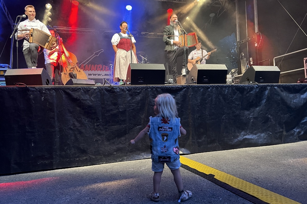 Der Donnerstag gehört traditionell auch den Nachwuchs Fans, hier bei dr Eidgenos...