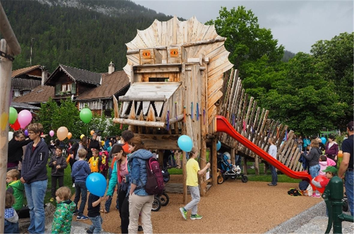 Der Drache auf dem Spielplatz hat seinen Blick auf die Spielplatz-Burg mit gross...