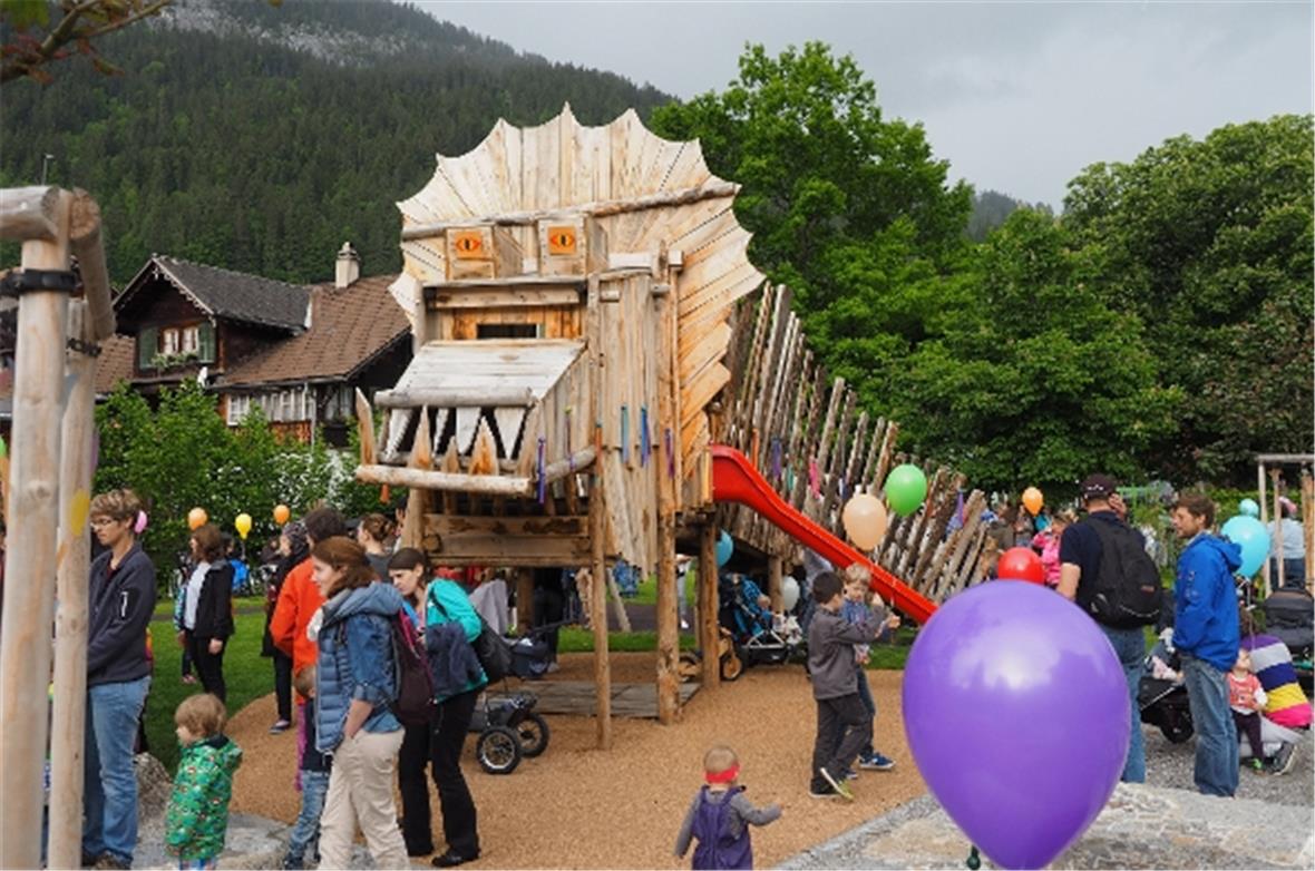 Der Drache auf dem Spielplatz hat seinen Blick auf die Spielplatz-Burg mit gross...
