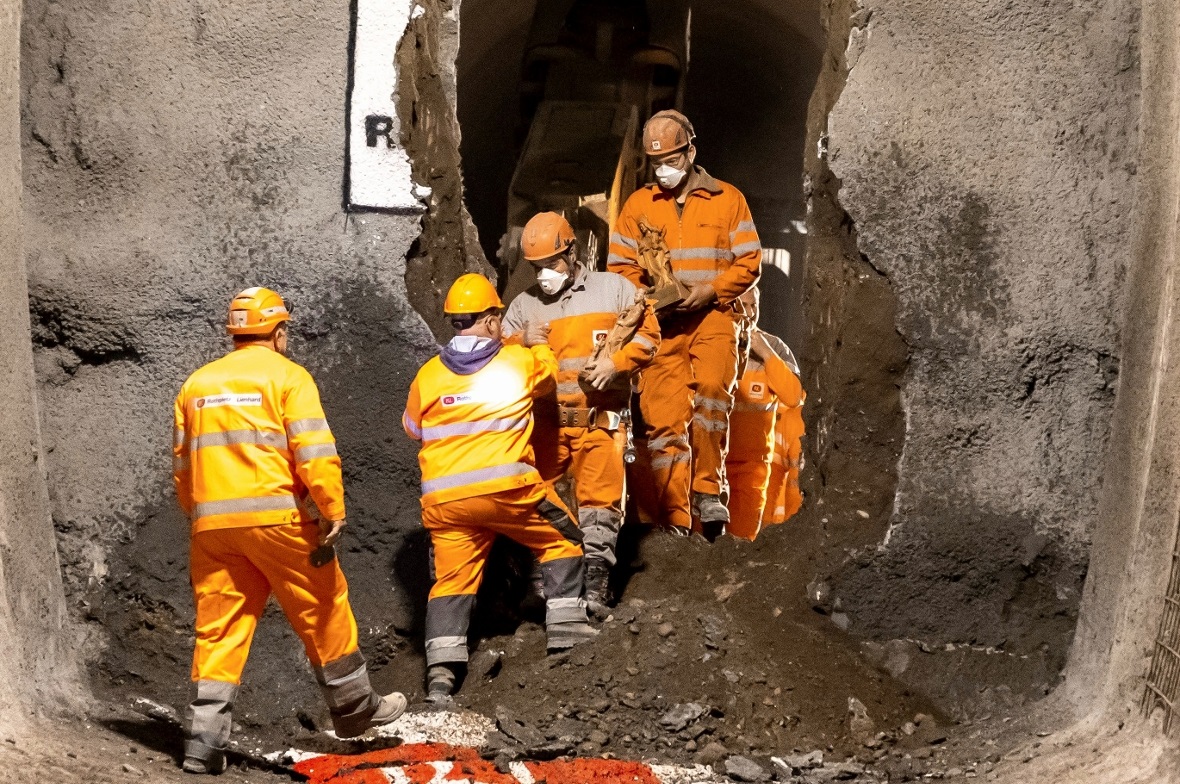 Der Durchbruch ist erfolgt. Die heilige Barbara wird übergeben.