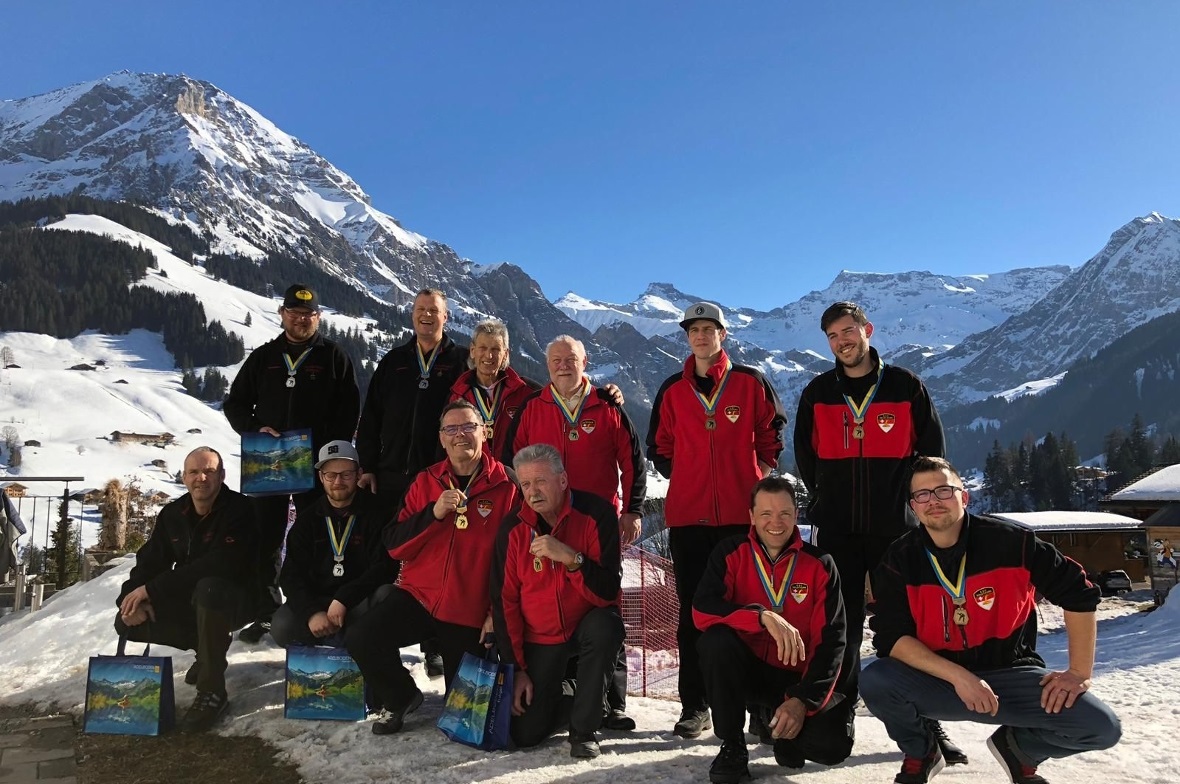 Der ESC Zweisimmen (links) kann sich über den Vize-Titel freuen, in der Mitte die Mannschaft aus Solothurn und als Dritter Solothurn 3.