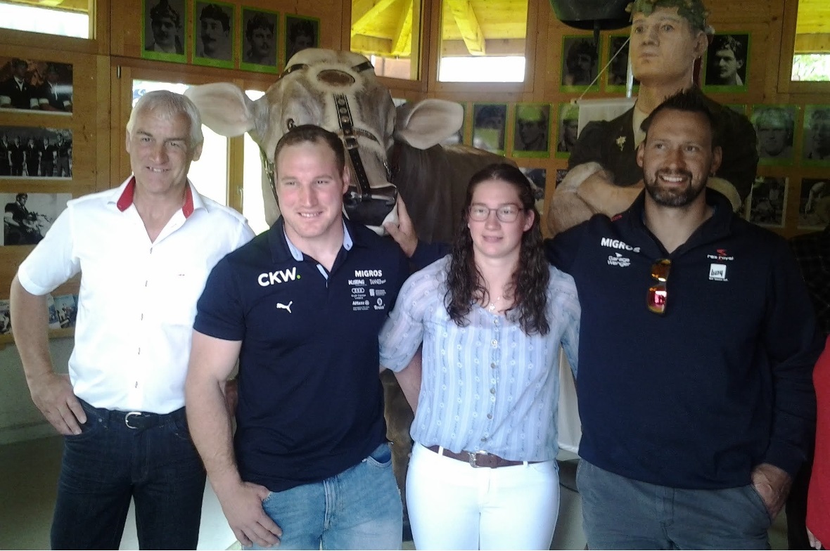 Der Eidgenössische Obmann Markus Lauener, Schwingerkönig Joel Wicki, Melissa Klo...