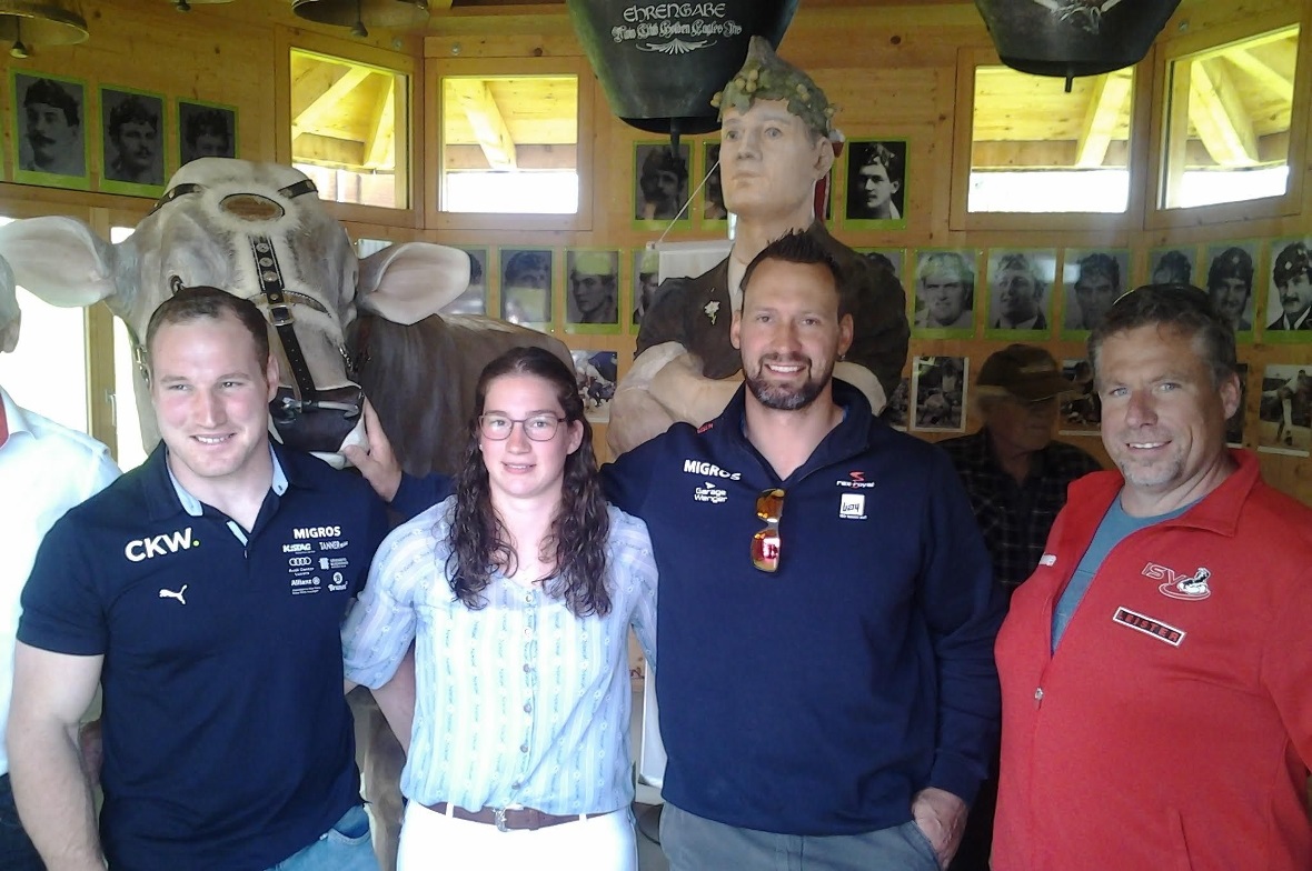 Der Eidgenössische Obmann Markus Lauener, Schwingerkönig Joel Wicki, Melissa Klo...