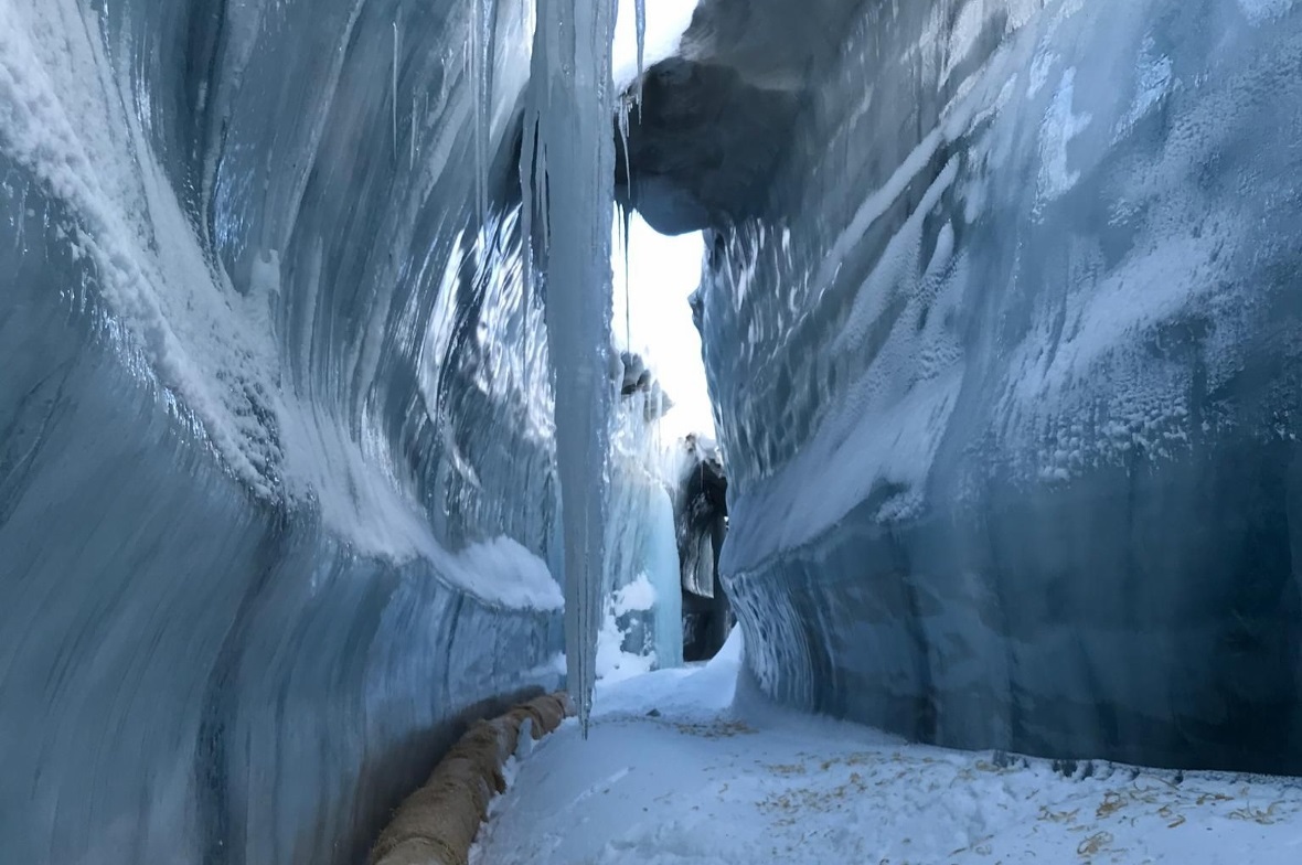 Der Eiskanal im letzten Oktober: Im Bild unten links sind die Holzwolle-Rohre zu sehen, die einen Abfluss auch dann ermöglichen sollen, wenn der Kanal im Frühling und Sommer (noch) durch Schnee blockiert wird.