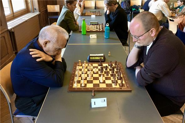 Der Elo Favorit Fritz Maurer (8. Rang) gegen Simon Künzli (1. Rang). 