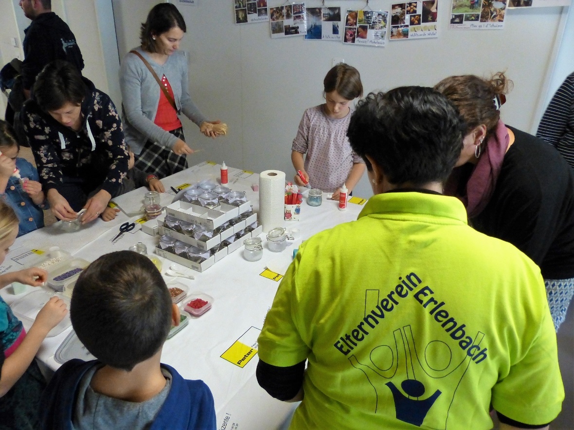 Der Elternverein betreut die Jüngsten in der Bastelecke.