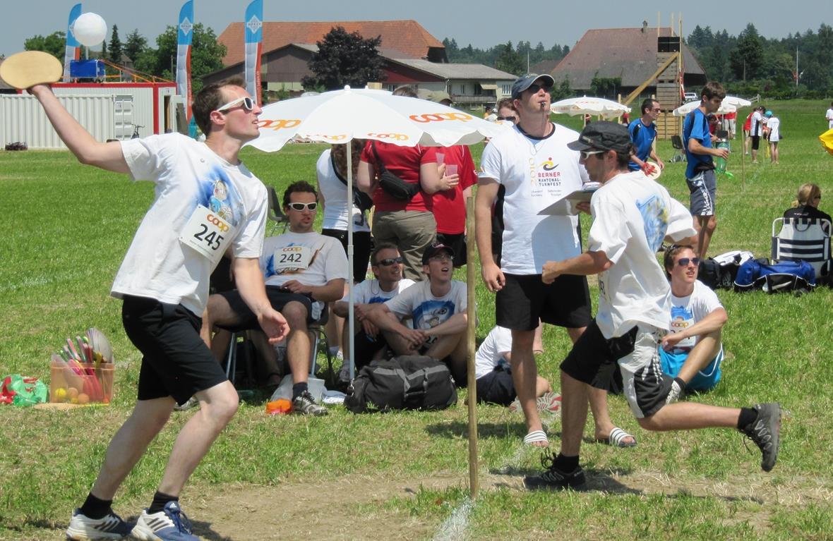 Der Fachtest «Allround» erfordert viel Ballgefühl, Geschicklichkeit und Schnelligkeit.