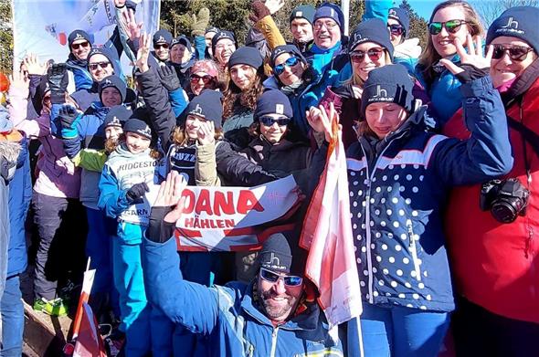 Der Fanclub von Joana Hählen war in Crans-Montana mit dabei und unterstützte sie im Zielraum lauthals.