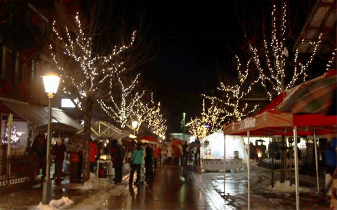 Der Festrahmen mit den wundervoll beleuchteten Bäumen stimmte trotz den andauernden Regenschauern.