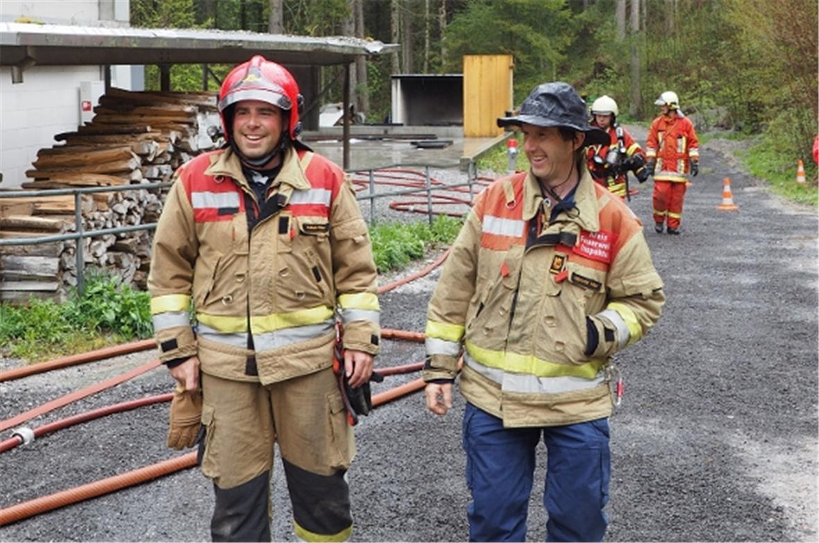 Der Feuerwehrinstruktor Fabian Räber (links) und Kreisfeuerwehrinspektor Albrecht Müller bilden zum ersten Mal in ihren neuen Funktionen Teilnehmer aus und sind zufrieden.