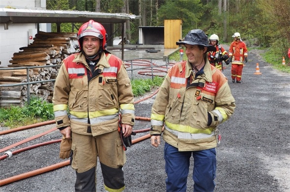 Der Feuerwehrinstruktor Fabian Räber (links) und Kreisfeuerwehrinspektor Albrecht Müller bilden zum ersten Mal in ihren neuen Funktionen Teilnehmer aus und sind zufrieden.