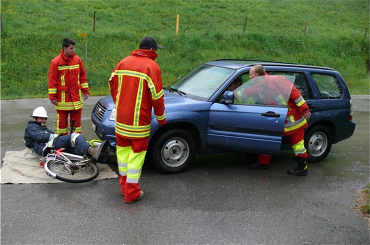Der Feuerwehrmann nimmt den Schlüssel zur Sicherheit an sich.