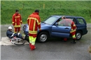 Der Feuerwehrmann nimmt den Schlüssel zur Sicherheit an sich.