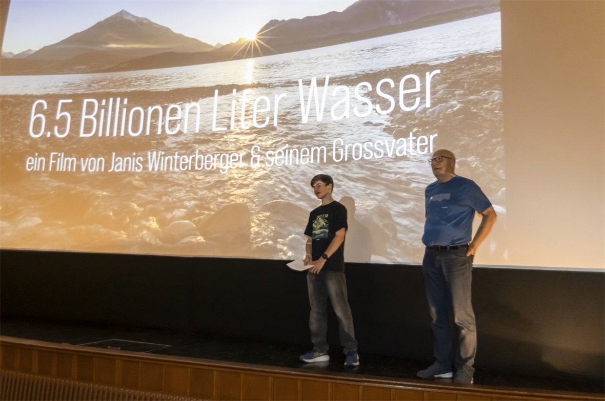 Der Filmemacher Janis Winterberger (links) mit seinem Grossvater im Kino Spiez.