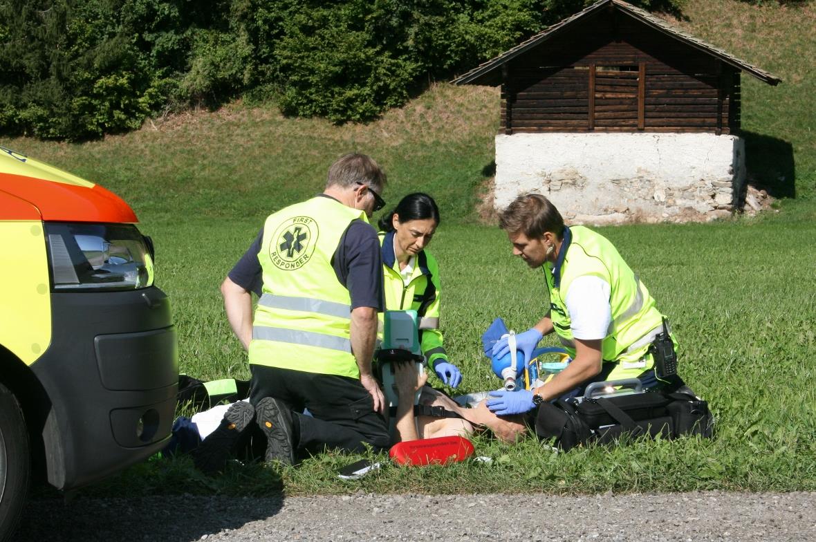 Der Firstresponder (links) versorgte den Patienten bis zum Eintreffen der beiden Rettungskräfte.