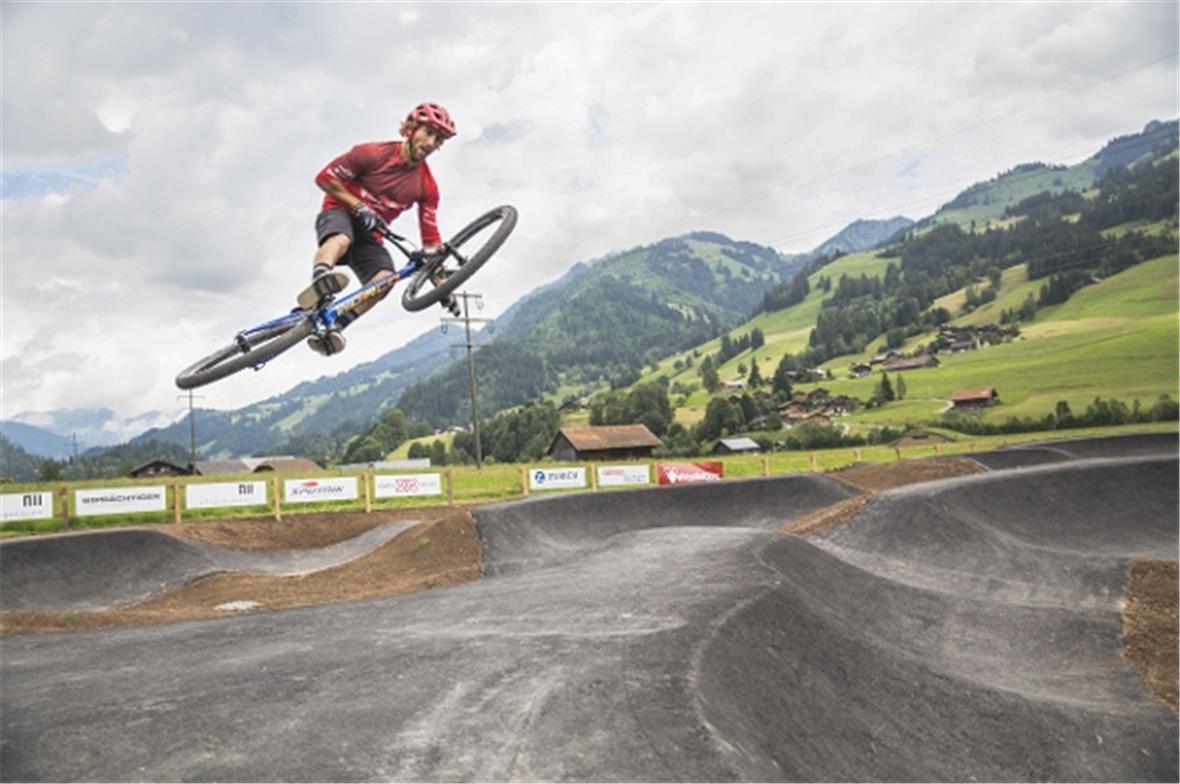 Der Franzose Adrien Loron bei einem waghalsigen Sprung auf dem Pumptrack in Zweisimmen.