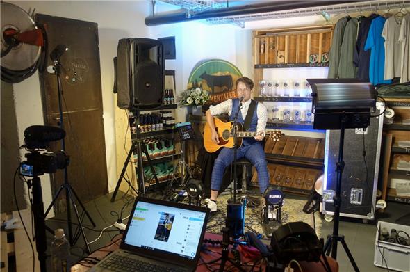 Der Frutiger Singer-Songwriter Nils Burri genoss das Konzert und die gute Akustik in der Simmentaler Brauerei – auch ohne Livepublikum.