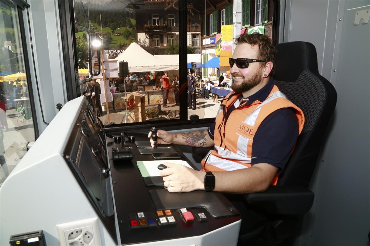 Der Führerstand des neuen Betriebsfahrzeuges.