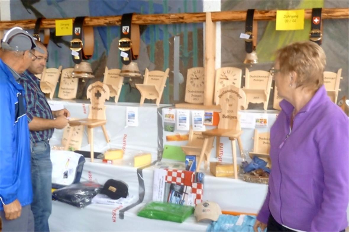 Der Gabentempel. Die hölzernen Erinnerungspreise mit den Schnitzereien lieferte die Stiftung Bad-Heustrich.