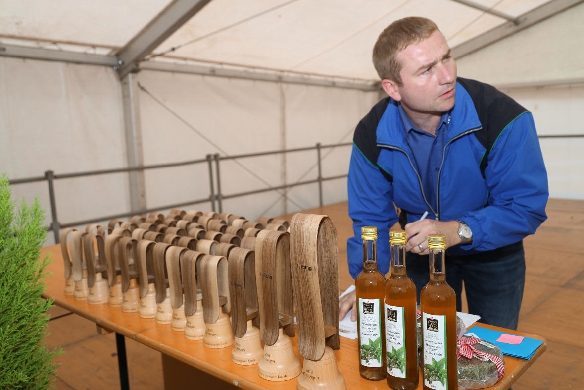 Der Gabentisch des Tourismus Hornussen Lenk 2019.