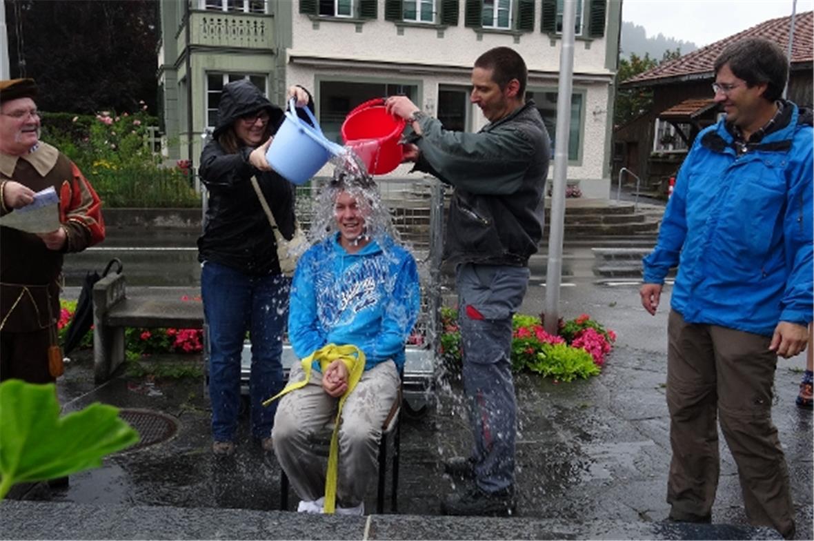 Der Gäutschling bekam  zwei Eimer Wasser über den Kopf.