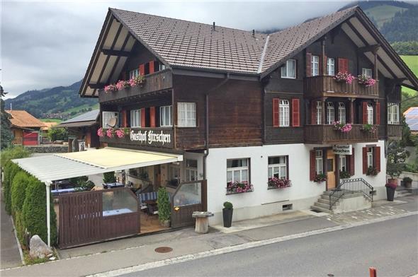 Der Gasthof Hirschen in Oey-Diemtigen in der heutigen Form. Zukünftig soll er ergänzt werden durch ein Besucherzentrum und eine Lodge.