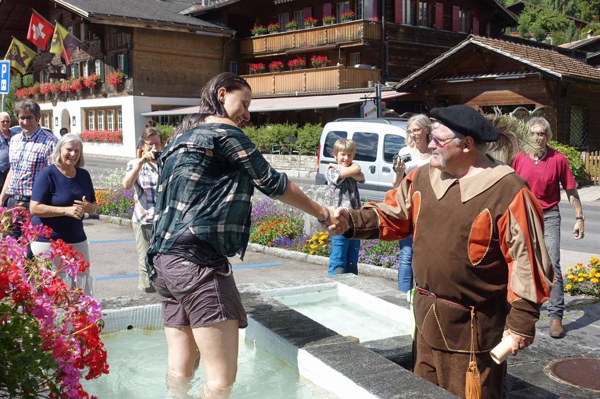 Der Gautschmeister René Jaggi gratuliert der Jüngerin Gutenbergs zur bestandenen...