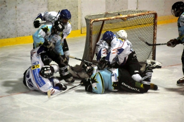 Der Gegner der Junioren wird mit vereinten Kräften niedergerungen.
