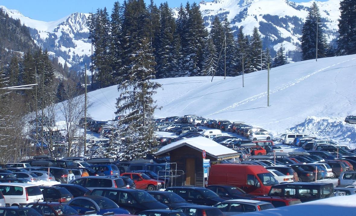 1040 Saanerinnen und Saaner sind für den Spitalstandort Zweisimmen Der Gemeinderat von Saanen hat eine Machbarkeitsstudie für eine Brücke zum Spitalstandort Saanenmöser (hinten) in Auftrag gegeben. Die neue Erschliessung soll auch die Zufahrtsprobleme der Saanerslochbahn lösen.