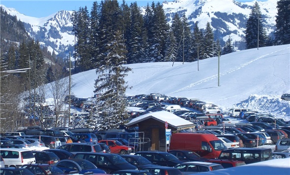 Der Gemeinderat von Saanen hat eine Machbarkeitsstudie für eine Brücke zum Spitalstandort Saanenmöser (hinten) in Auftrag gegeben. Die neue Erschliessung soll auch die Zufahrtsprobleme der Saanerslochbahn lösen.