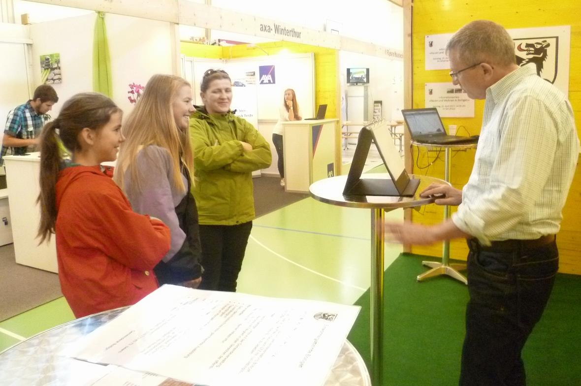 Der Gemeindeschreiber Ruedi Matti im Gespräch mit zukünftigen Lehrtöchtern.