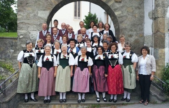 Der Gemischte Chor Erlenbach i.S. vor dem Eingang zur Kirche Saanen.