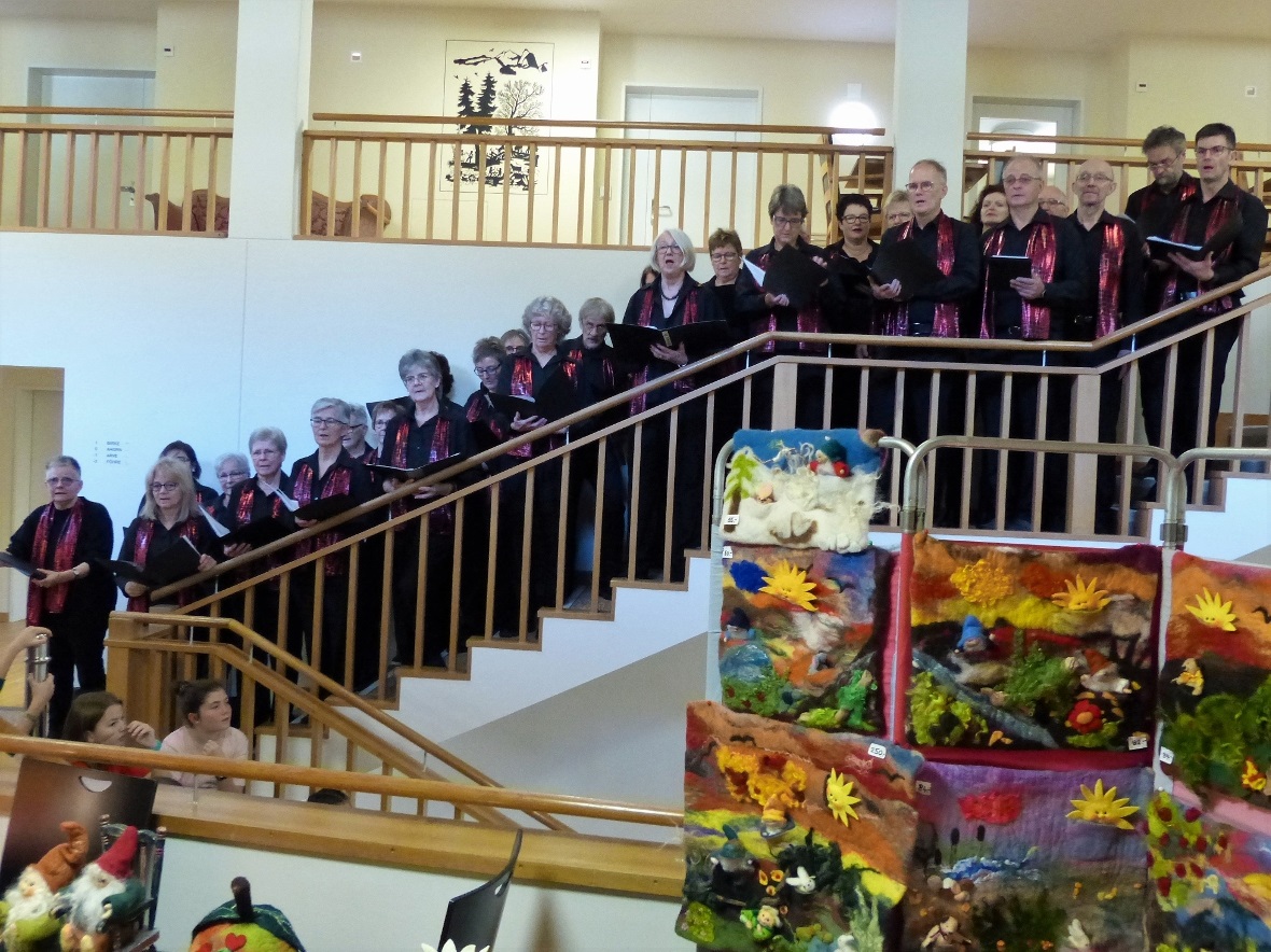 Der Gemischte Chor beim zweiten Auftritt auf der Treppe.