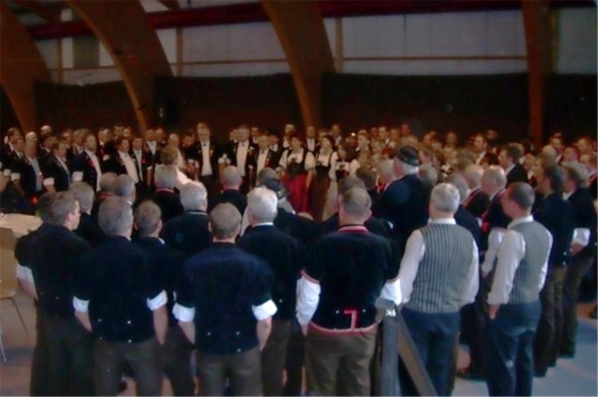 Der Gesamtchor bei seinem Aufritt am Jodlertag in der Sporthalle Diemtigtal.