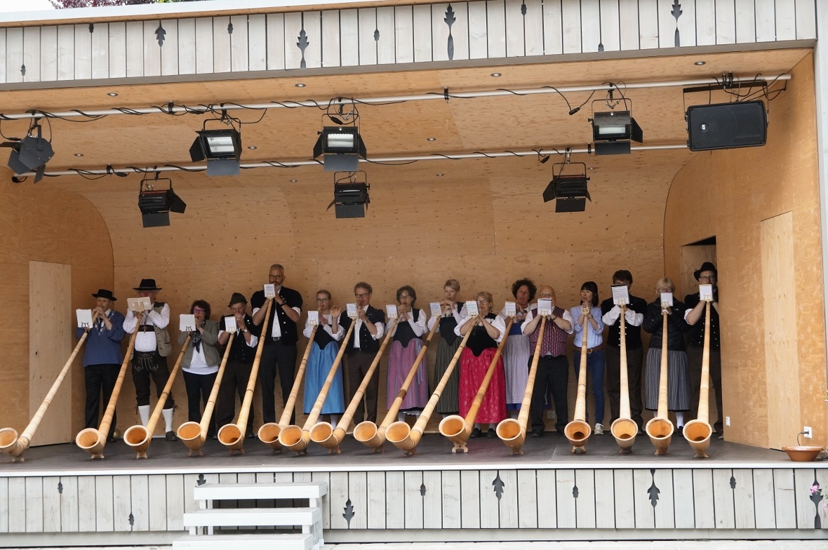 Der Gesamtchor hatte fast nicht Platz auf der Bühne.