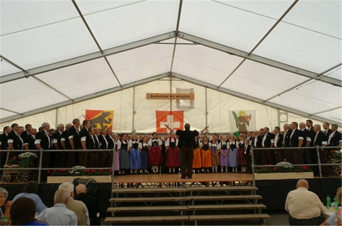 Der Gesamtchor unter der Leitung von Ueli Moor schliesst den Jodlertag ab.