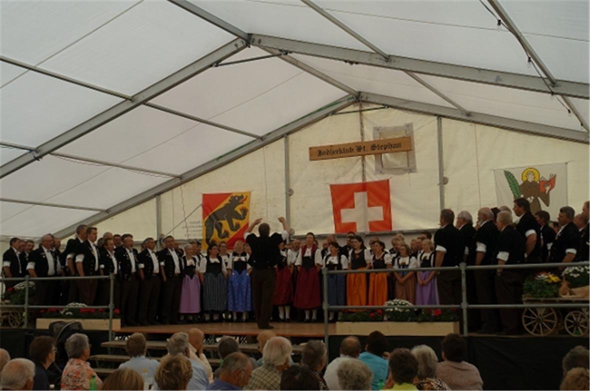Der Gesamtchor unter der Leitung von Ueli Moor schliesst den Jodlertag ab.