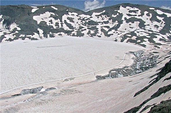 Der Gletscher am 26. Juli 2024: Der See (rechts im Bild) hat sich entleert.