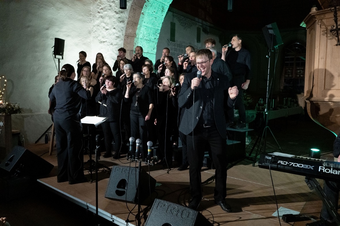 Der Gospelchor Oberwil an seiner Premiere in St. Stephan: Dirigent Stefan Blatti in einem fulminanten Soloauftritt, der das Publikum förmlich von den Bänken riss.
