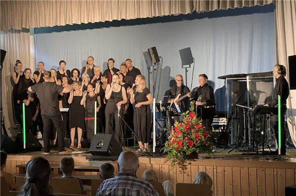 Der Gospelchor überzeugte mit sehr schönen Solostimmen und eigener Band: Nadja Hertig und Melissa Gafner als Solostimmen.