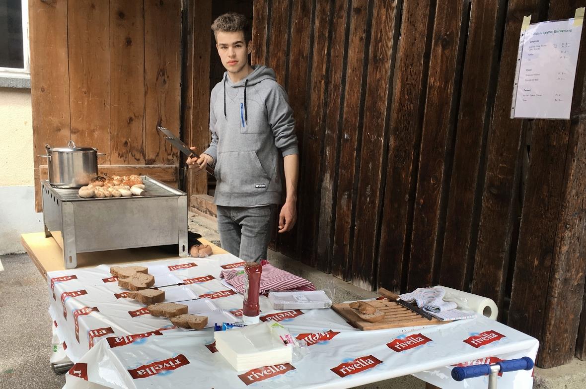 Der Grillmeister bei der Arbeit!