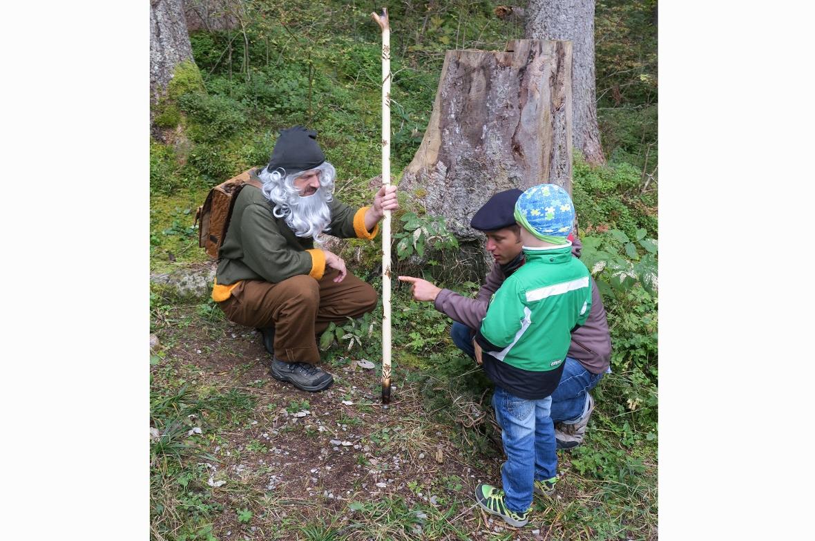 Der Grimmimutz erklärte den Besuchern anhand der Bilder auf dem Stock die Tiere ...