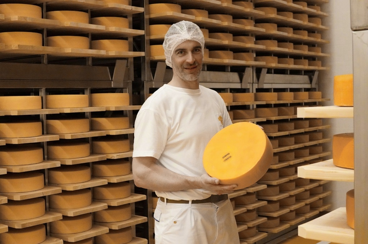 Der Halbhart-Käsekeller: Seit Anfang des Jahres werden die Halbhartkäse produziert.