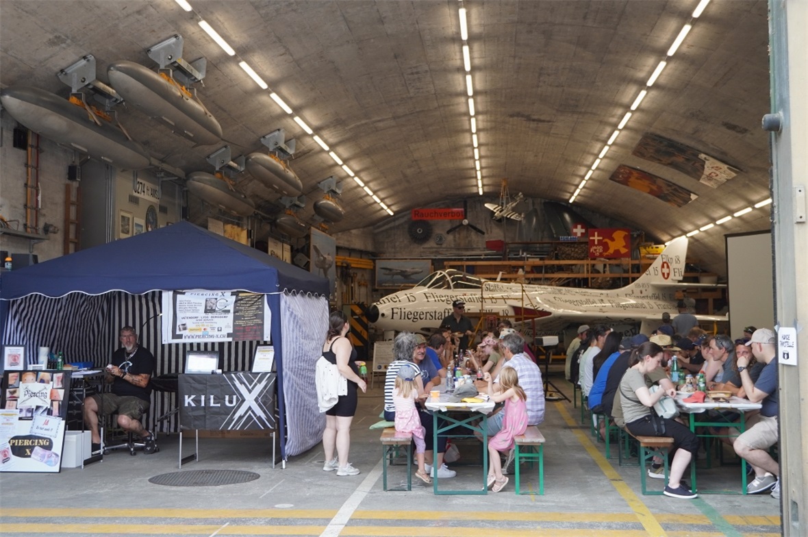 Der Hangar sorgte für Abkühlung in der Hitze.