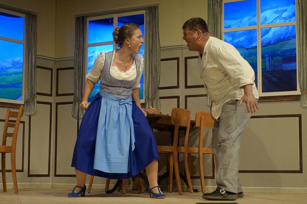 Der Haussegen stand im Gasthof Harmonie schief: Barbara Klossner tat als resolute Wirtin ihrem Theatergatten Erwin «Buba» Bertschy die Hühner ordentlich ein.