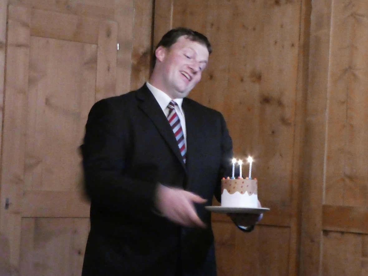 Der Heimleiter, Jürg Regez, glaubt mit dem Törtchen dem «Möchte-gern-Ausreisser»...