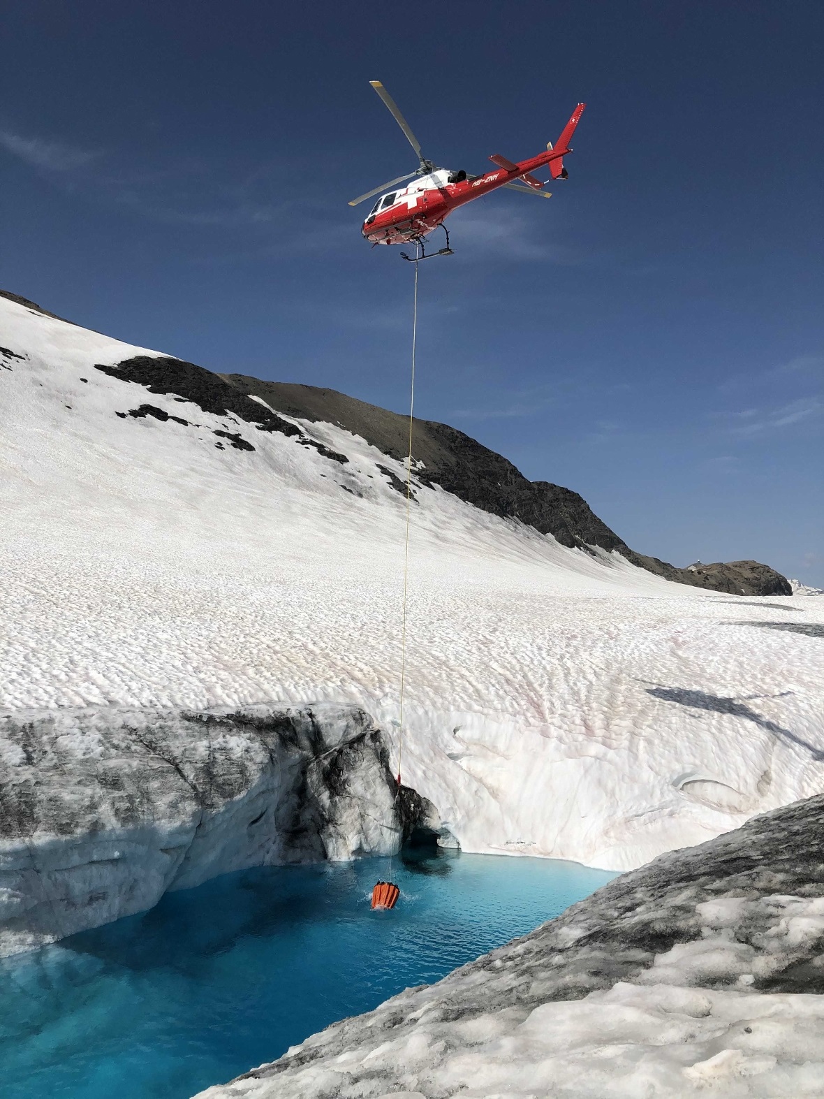 Der Heli brachte mit dem 700 Liter fassenden Feuerlöschsack einige Flüge frische...