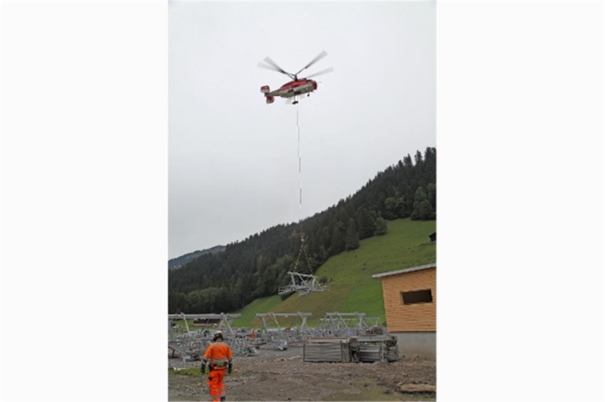 Der Helikopter bei der Lastaufnahme bei der Talstation.